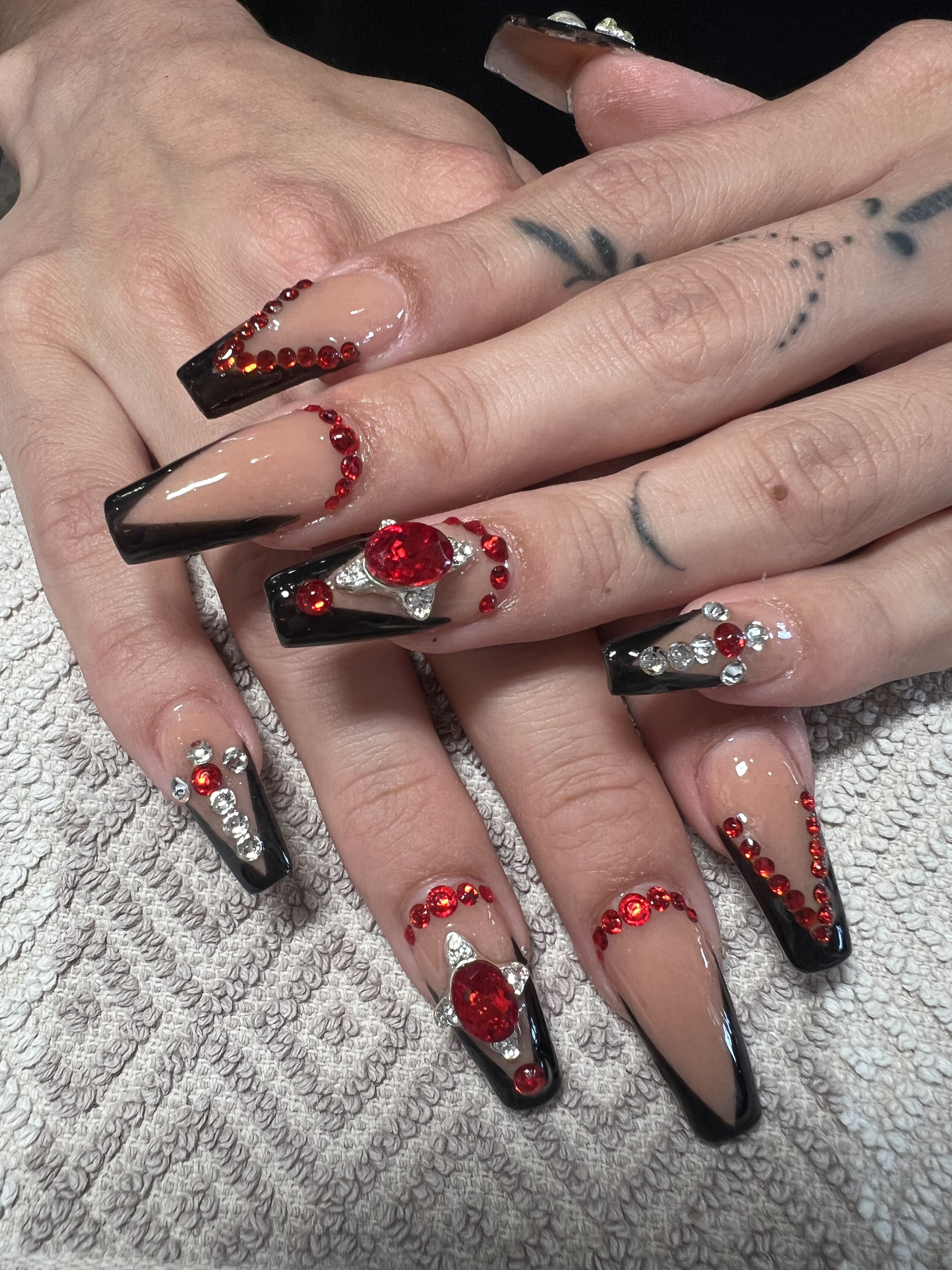 Neutral luxury nails